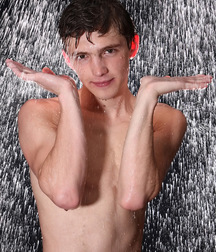 Martin takes a Shower 5d4b76e2bea97.jpg