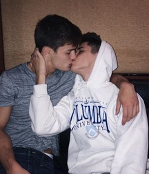 Kiss 5b5b93ef8cddd.jpg