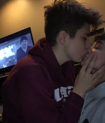 Kiss 5b5b93f9f3ea4.jpg