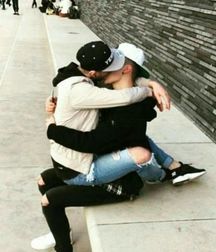 Kiss 5b5b93fe48d5e.jpg