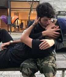 Kiss 5b5b93ff7d873.jpg