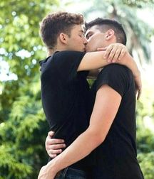 Kiss 5b5b94107d16f.jpg