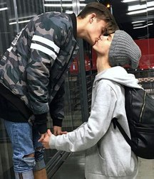 Kiss 5b5b9411dfc94.jpg