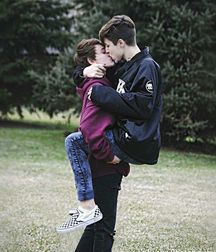 Kiss 5b5b9415a8422.jpg