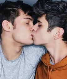 Kiss 5b5b9419a6f11.jpg