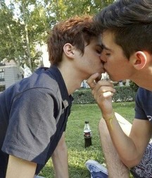 Kiss 5b5b94216dbb2.jpg