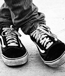 black and white shoes 5ceccda31470a.jpg
