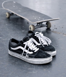 black and white shoes 5ceccda423fd5.jpg