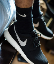black and white shoes 5ceccda55f4e9.jpg