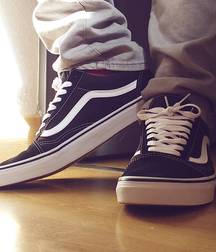 black and white shoes 5ceccdb18092a.jpg