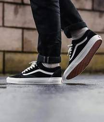 black and white shoes 5ceccdbb76791.jpg