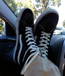 black and white shoes 5ceccdc3c42cd.jpg