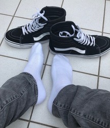 black and white shoes 5ceccdd5770fa.jpg