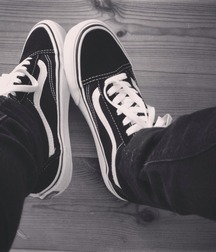 black and white shoes 5ceccddcdc10a.jpg