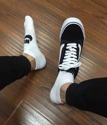 black and white shoes 5cecce04b6e20.jpg