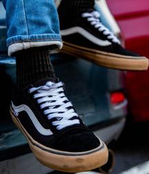 black and white shoes 5cecce1134893.jpg