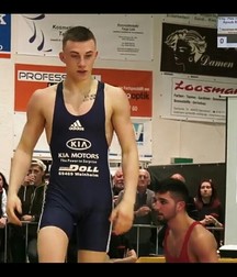 Buff wrestlers  5ad03b8f69060.jpg