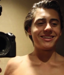 Hot idols 1: Isaak Presley 5d9391539b3c2.jpg
