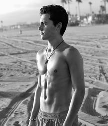 Hot idols 1: Isaak Presley 5d939167d39d6.jpg