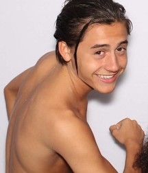 Hot idols 1: Isaak Presley 5d9391727f8f7.jpg