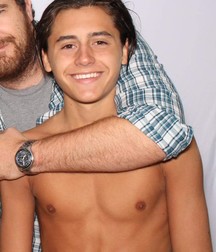 Hot idols 1: Isaak Presley 5d9391749c51f.jpg