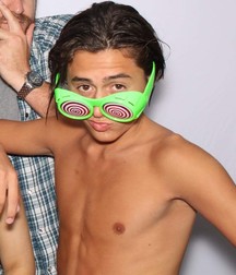 Hot idols 1: Isaak Presley 5d939176c3785.jpg