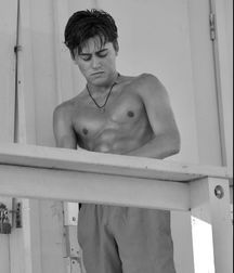 Hot idols 1: Isaak Presley 5d939186866ac.jpg