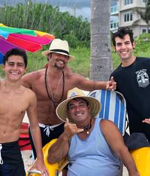 Hot idols 1: Isaak Presley 5d9391a421fb2.jpg