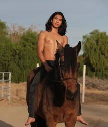 Hot Idols: Calvin Millan 5d990bdcdc19a.jpg