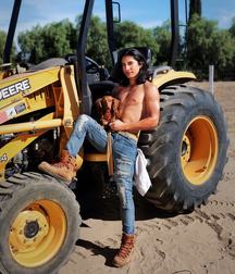 Hot Idols: Calvin Millan 5d990bfa0d9d6.jpg