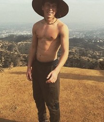 Hot Idols: Skyler Gisondo 5d9a93a1dd9df.jpg