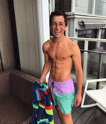 Hot Idols: Skyler Gisondo 5d9a93cb81563.jpg