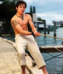 Hot Idols: Pee Wee 5dacd8e8c37d3.jpg