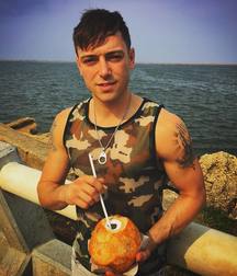 Hot Idols: Pee Wee 5dacd930d7160.jpg