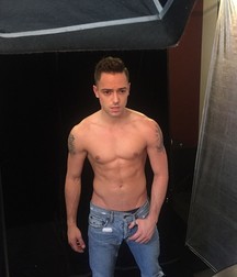 Hot Idols: Pee Wee 5dacd974b5407.jpg