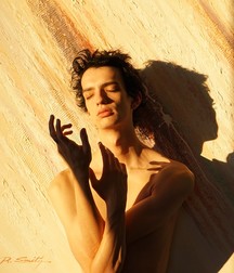 Hot Idols: Kodi Smit-McPhee 5dacf791f3330.jpg