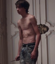 Hot Idols: Kodi Smit-McPhee 5dacf79b995db.jpg