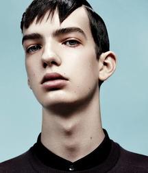 Hot Idols: Kodi Smit-McPhee 5dacf7a7a09fb.jpeg
