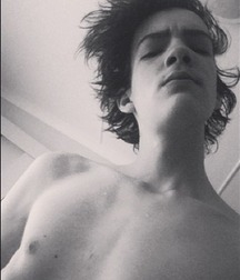 Hot Idols: Kodi Smit-McPhee 5dacf7bd2f593.jpg