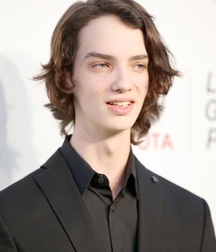 Hot Idols: Kodi Smit-McPhee 5dacf7d564844.jpg