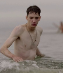 Hot Idols: Kodi Smit-McPhee 5dacf7d8b1ffa.jpg
