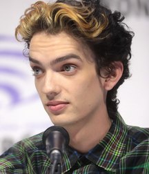 Hot Idols: Kodi Smit-McPhee 5dacf7edc1cb6.jpg