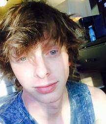Hot Idols: Trevor Laack 5db4dc3281025.jpg