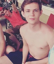 Hot Idols: Robbie Kay 5dbcb5b16e64e.jpg
