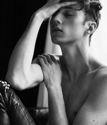 Hot Idols: Troye Sivan 5dbdd2d1b7be5.jpg