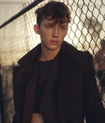 Hot Idols: Troye Sivan 5dbdd2fe54241.jpg