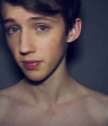 Hot Idols: Troye Sivan 5dbdd30230264.jpg