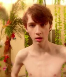 Hot Idols: Troye Sivan 5dbdd3940184b.jpg