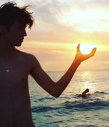 Hot Idols: Troye Sivan 5dbdd3f490af6.jpg