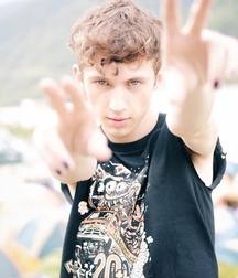 Hot Idols: Troye Sivan 5dbdd3fbe8a9d.jpg